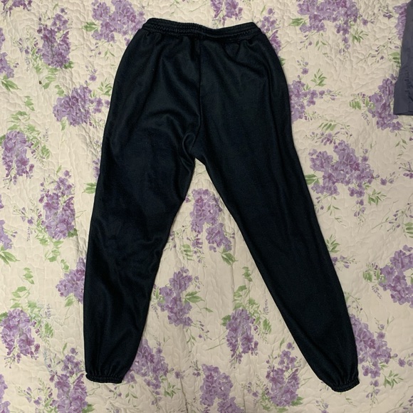 Black edgy sweatpants with comfortable inside and adjustable drawstring. - Picture 3 of 3